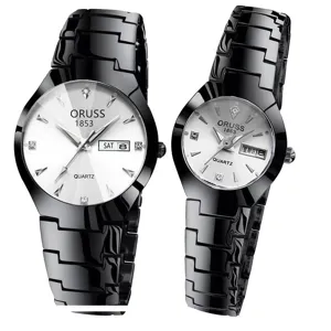 Détail de montre quartz couple avec bracelet en acier tungstène noir et cadran blanc.