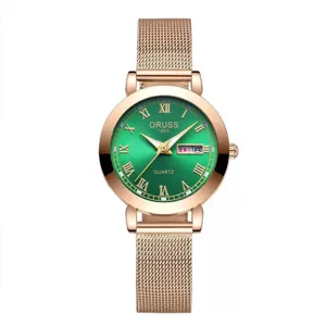Vista dettagliata dell'orologio al quarzo con quadrante verde, numeri romani e cinturino in maglia.