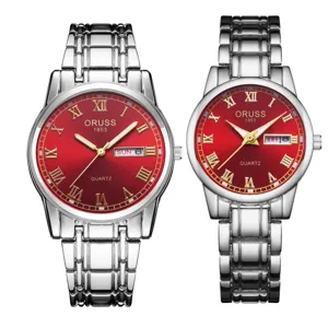 Paar Quarzuhren Set mit auffallend roten Zifferblättern, römischen Ziffern und Metallarmbändern.