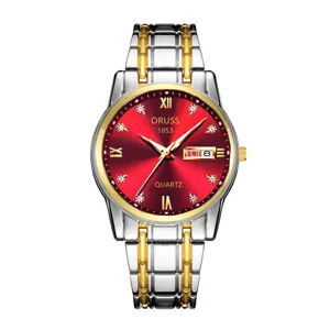 Nahaufnahme der Quarzarmbanduhr mit rotem Zifferblatt, Zirkonindizes und zweifarbigem Armband.