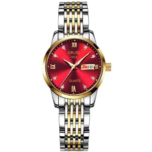 Primer plano detalle de reloj de cuarzo bicolor para mujer con esfera roja y calendario fecha.