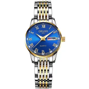 Primer plano detallado de la esfera del reloj de mujer con números romanos y correa bicolor.