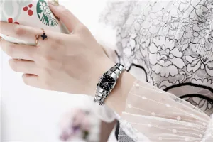 Fashion women quartz watch with elegant metal link bracelet and classic black dial for daily wear.