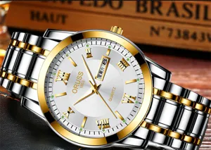 Vista detallada del reloj de cuarzo para hombre de acero bicolor con números romanos y calendario.