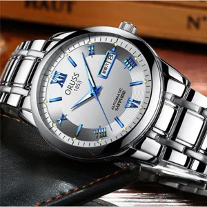 Reloj mecánico de acero inoxidable plateado para hombre con números romanos azules y fecha.
