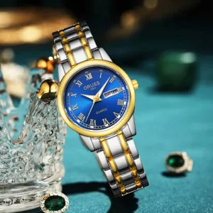 Montre quartz femme élégante avec cadran bleu, chiffres romains et bracelet bicolore.