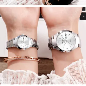 Ensemble de montres quartz de couple en acier inoxydable avec affichage du calendrier chic.