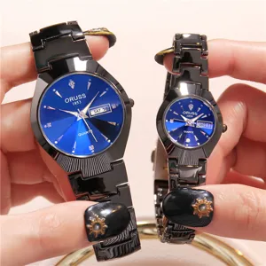 Élégant ensemble de montres quartz pour couple avec bracelet en acier noir et cadran bleu chic.