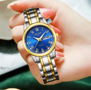 Gros plan sur montre quartz femme avec cadran bleu, chiffres romains et bracelet bicolore.