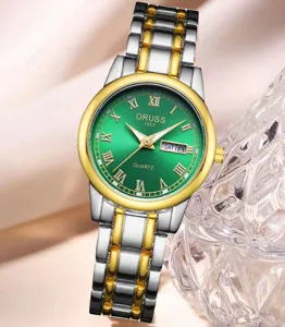 Gros plan détail de montre quartz femme avec cadran vert, chiffres romains et bracelet bicolore.