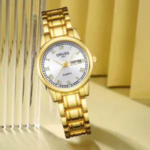 Gros plan détaillé d'une montre à quartz dorée pour femme avec cadran blanc et calendrier.