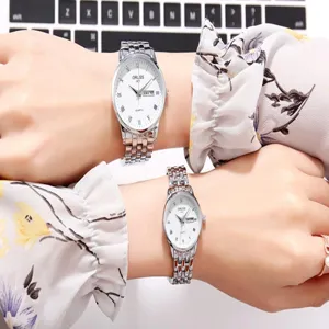 Σετ ζευγαριού ρολόι quartz με μεταλλικό λουράκι λευκό καντράν ρωμαϊκοί αριθμοί ημερομηνία.