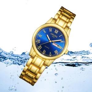 Vue détaillée de la montre quartz dorée pour femme avec cadran bleu et affichage du calendrier.