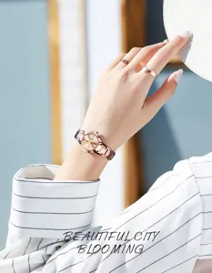 Nahaufnahme einer stilvollen Damen Metall Armbanduhr mit elegantem Zifferblatt und Armband.