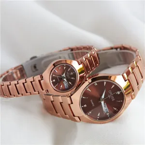 Elegant rose gold quartz couple watch set with metal strap and clear dial for daily wear.