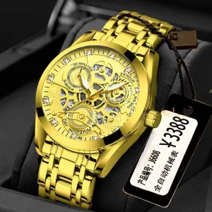 Detailansicht der luxuriösen goldenen mechanischen Uhr mit Skelettzifferblatt. Edles Design.