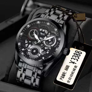 Automatikuhr für Herren mit skelettiertem Zifferblatt, Zirkoniamarkern und schwarzem Armband.