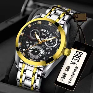 Detailansicht der skelettierten mechanischen Uhr mit goldener Lünette und Strasssteinen.