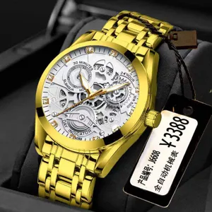 Goldenes automatisches mechanisches Herrenuhr mit skelettiertem Zifferblatt und Kristalle.