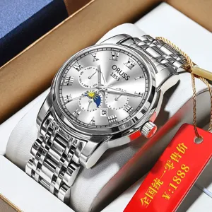 Vista detallada de un reloj de hombre plateado de lujo con números romanos y pulsera metálica.