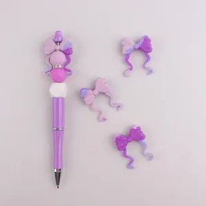Paarse siliconen kraal pen en mooie bijpassende strik accessoires detailweergave.