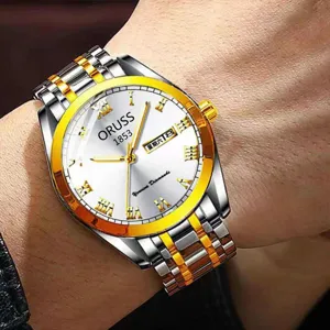 Vista detallada del reloj de cuarzo para hombre con correa bicolor de acero y esfera blanca limpia.