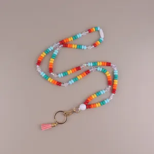 Kleurrijke acryl kralen lanyard met metalen sluiting en roze kwastje voor sleutels of kaarten detail.