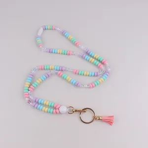 Pastel acryl kraal lanyard met kwast sleutelhanger. Gedetailleerd overzicht van schattige badgehouder.