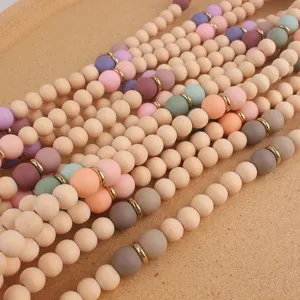 Nahaufnahme bunten Silikon und Holzperlen mit Goldringen für DIY handgemachte Lanyard Bänder.