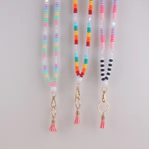 Detail van kleurrijke acryl kraal lanyard met heldere kralen en gouden metalen sluitingen.