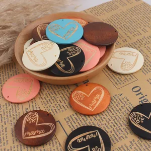 Hölzerne Mama Herz gravierte runde Anhänger DIY handgemachte Schmuckzubehör für Muttertag.