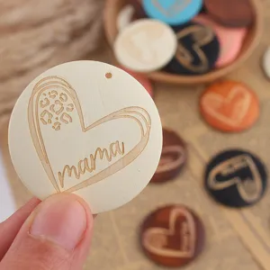 Detailansicht des gravierten Holzherzen Mama Anhängers für DIY-Schmuckhandwerk und Basteln.