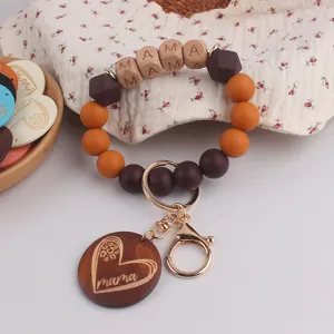 Silikon Holzperlen Armband Schlüsselanhänger mit graviertem Herzanhänger und Buchstaben