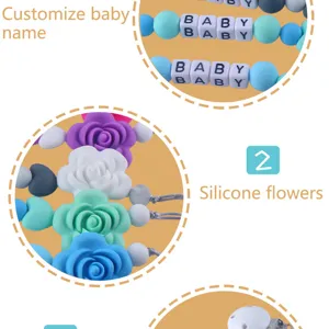 Detalle de chupetero de silicona con cuentas de flores y cubos de letras personalizados.