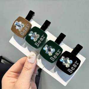 Pinza de Pelo Cuadrada de Terciopelo Elegante con Oso de Estras Letra Clip de Pico de Pato Horquilla Lateral de Moda para Peinado Diario de Mujer