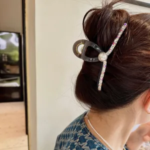 Élégante pince à cheveux en strass et fausse perle pour femmes, accessoire quotidien.
