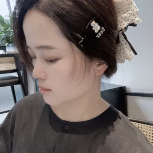 Vista detallada de una pinza para el cabello coreana con oso de diamantes y terciopelo.