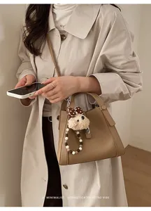 Minimalistische retro leren schoudertas met schattige pluche charm voor dames.