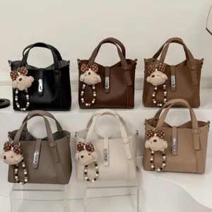 Mooie stijlvolle dames handtas met een schattige pluche berenhanger en mooie metalen sluiting.