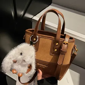 Stilosa borsa a tracolla vintage a contrasto con un adorabile coniglio di peluche