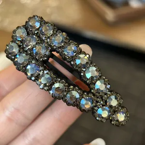 Primo piano di fermaglio per capelli in strass scintillante, elegante molletta con cristalli.