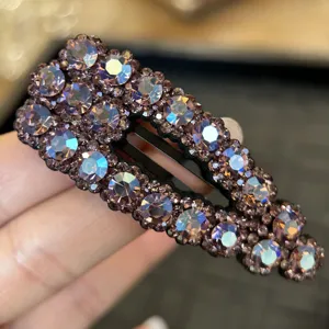 Dettaglio forcina per capelli con strass luminosi, primo piano cristallo scintillante qualità.