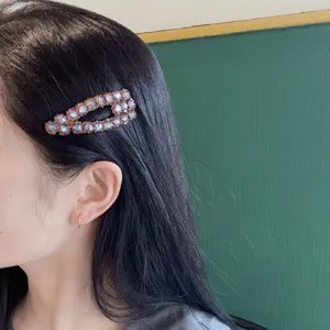 Fermaglio per capelli con strass scintillanti da donna, elegante accessorio per look quotidiano.