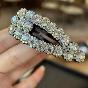 Primo piano dettagliato di una molletta per capelli con strass di lusso, dettagli in cristallo.