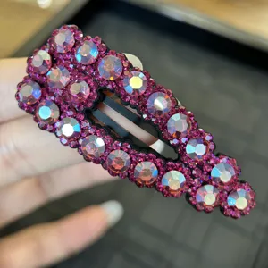 Vista dettagliata di fermaglio per capelli in strass di lusso, lucido clip BB per styling.