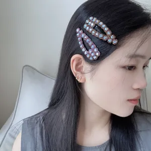 Primo piano dettagliato di fermagli per capelli scintillanti con brillanti strass sfaccettati.
