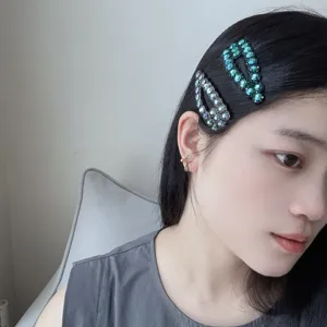 Primo piano dettagliato di lussuosi fermagli per capelli con strass, forcine BB scintillanti.