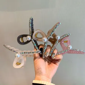 Vue détaillée de pinces à cheveux élégantes en strass et perles de divers coloris.