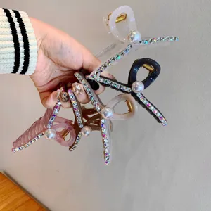 Pince a cheveux perle et strass style coreen, grand clip pour coiffure elegante et quotidienne.