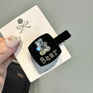 Detalle de pinza de pelo cuadrada de terciopelo con oso de estrás, elegante clip de cristal.